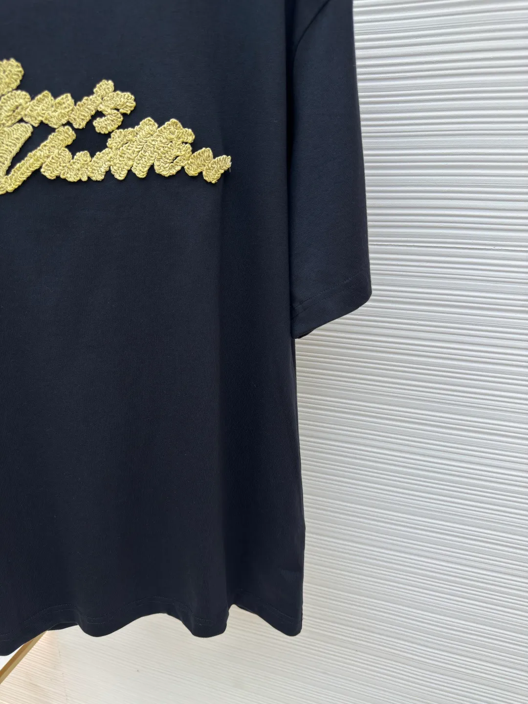 LOUIS VUITTON Raffia letter embroidered short sleeves ●Authentic product: Purchased and developed at 10399 ●Item number: 1680197-A10 ●Material: plain weave high-quality cotton ●Technology: double yarn tensioner thread ●Version: fitted version ●Weight: about 285 grams ●Size: XS-S-M-L ●Description: Clever use of iconic elements like raffia to add a touch of handcrafted flavor to the classic silhouette. Decorated with Louis Vuitton embroidery on the chest and Marque 1.Vuitton Dé 💰osée label on the back. The overall wiring is straight and delicate, the fabric is comfortable and soft, and the color is consistent without color difference. It can be matched with the same style to create a fashionable look and control various occasions. Customized accessories, complete with three standards, same style for men and women!